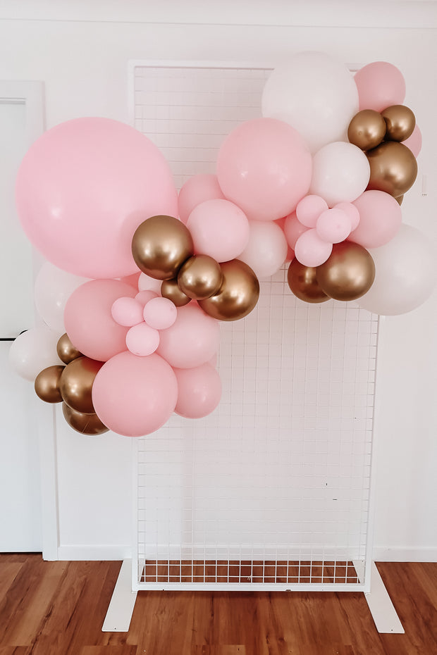 White Wire Backdrop - Bang Bang Balloons